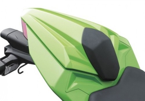 Kawasaki Ninja 250R nặng 174 kg, có dáng thể thao mạnh mẽ và hầm hố, đặc biệt là đi với màu xanh lá đã tạo thành thương hiệu.